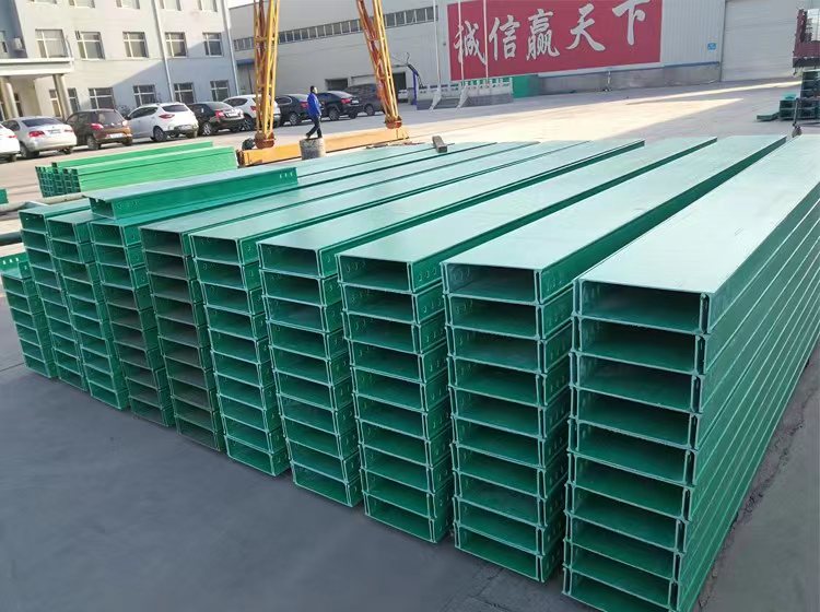 <b>玻璃钢槽式电缆桥架</b>